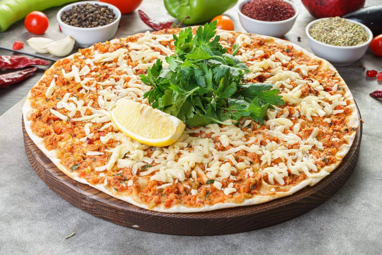Лахмаджун с сыром