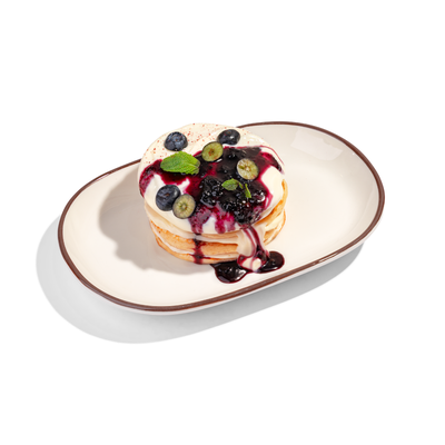 Панкейки с голубикой и черничным вареньем