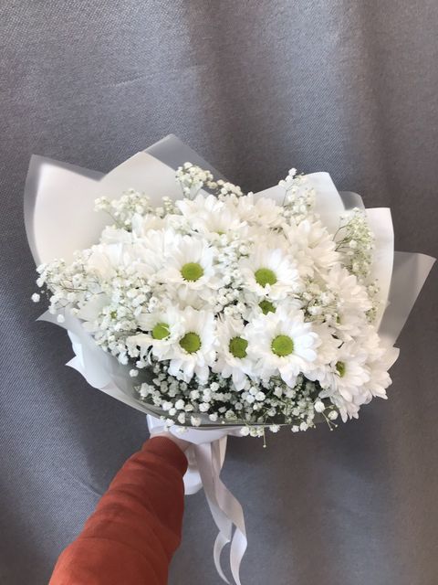 Букет из кустовых хризантем и гипсофил