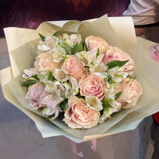 Розы Пинк Мондиаль и альстромерии