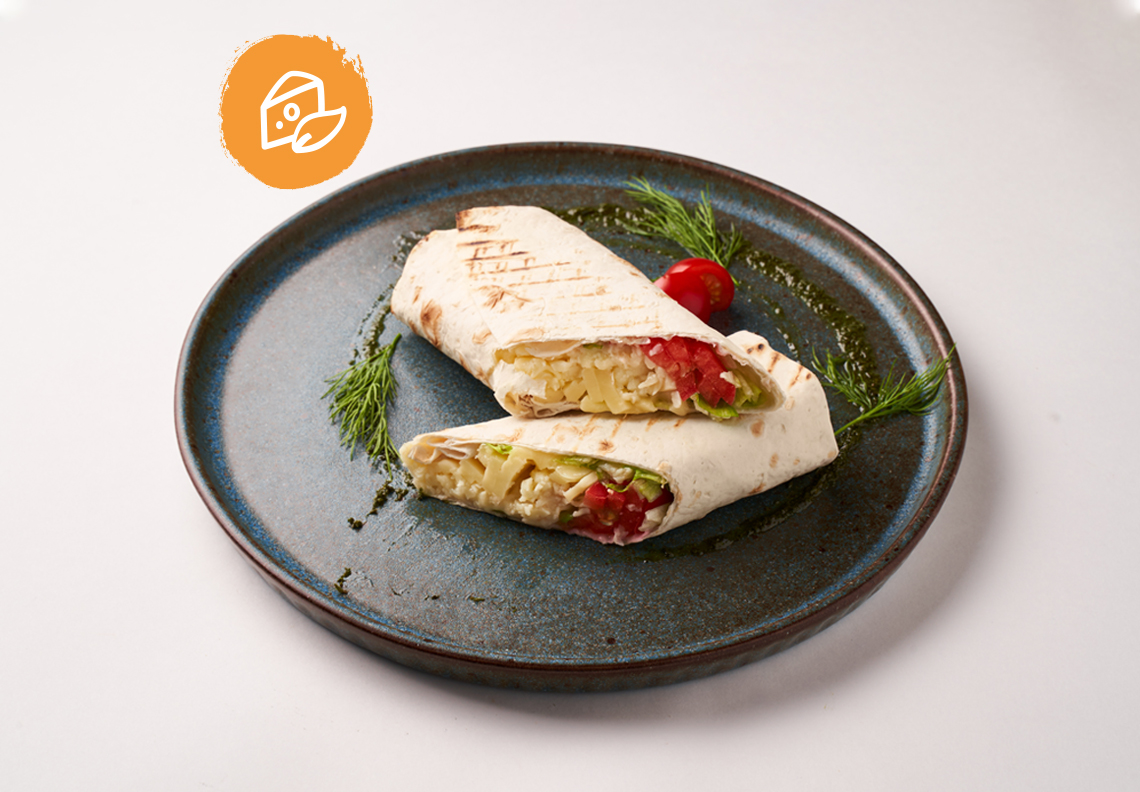 Ролл с моцареллой и сыром сулугуни