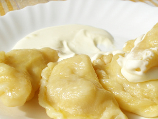 Вареники с картофелем и грибами со смета