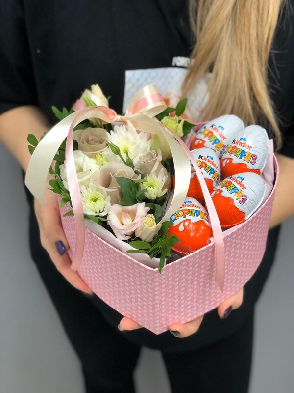 Коробка с цветами и киндерами