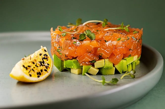 Закуска тартар из лосося и авокадо