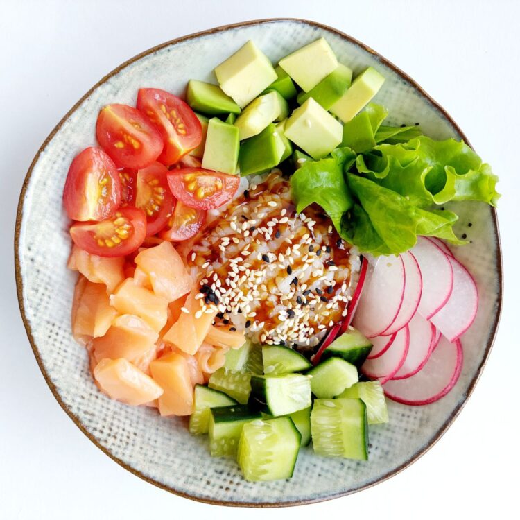 Поке с лососем и рисом