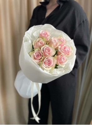 Букет из 9 нежных роз в оформлении