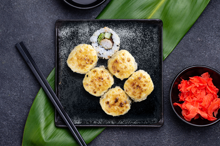 Гриль-ролл с курицей и сырным соусом