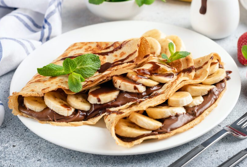 Блинчики с бананом и шоколадной пастой