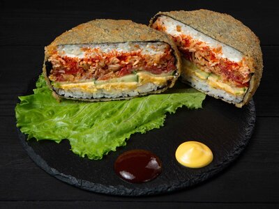 Суши-бургер с крабом