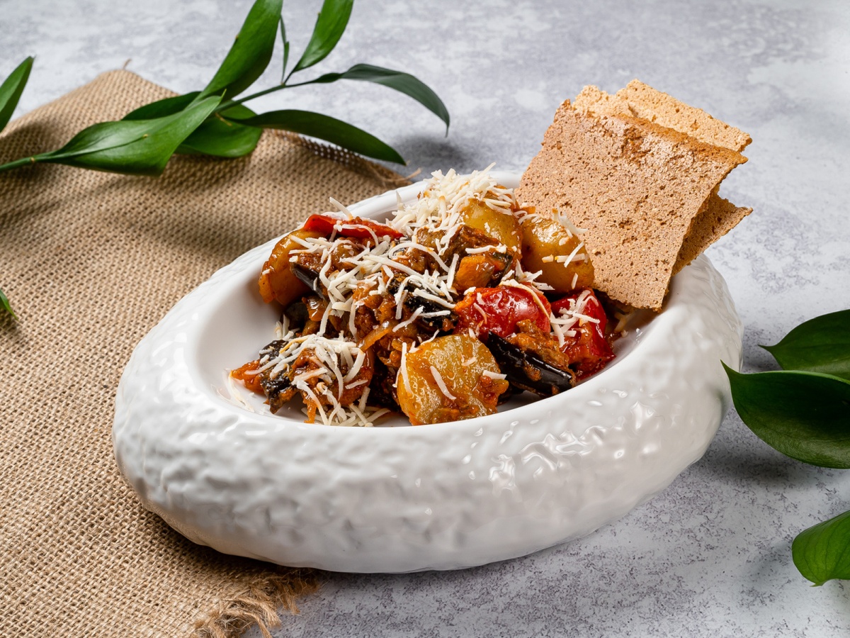 Горячий аджапсанадали с кукурузными чипсами