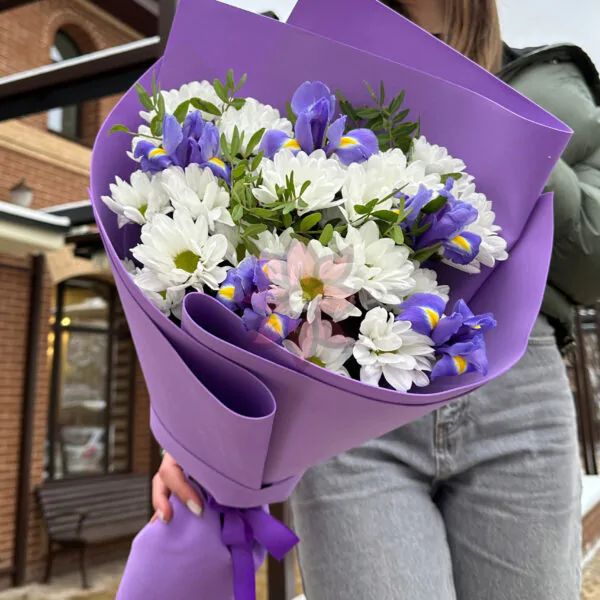 Букет из белых хризантем и ирисов в лавандовой матовой бумаге