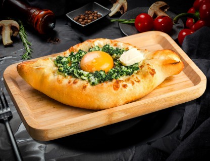 Хачапури по-аджарски со шпинатом