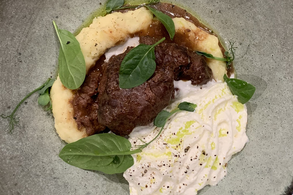 Телячьи щечки, тушенные в соусе Демиглас с картофельным пюре и муссом из сыра Пармезан
