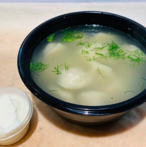 Пельмени домашние с бульоном и сметаной