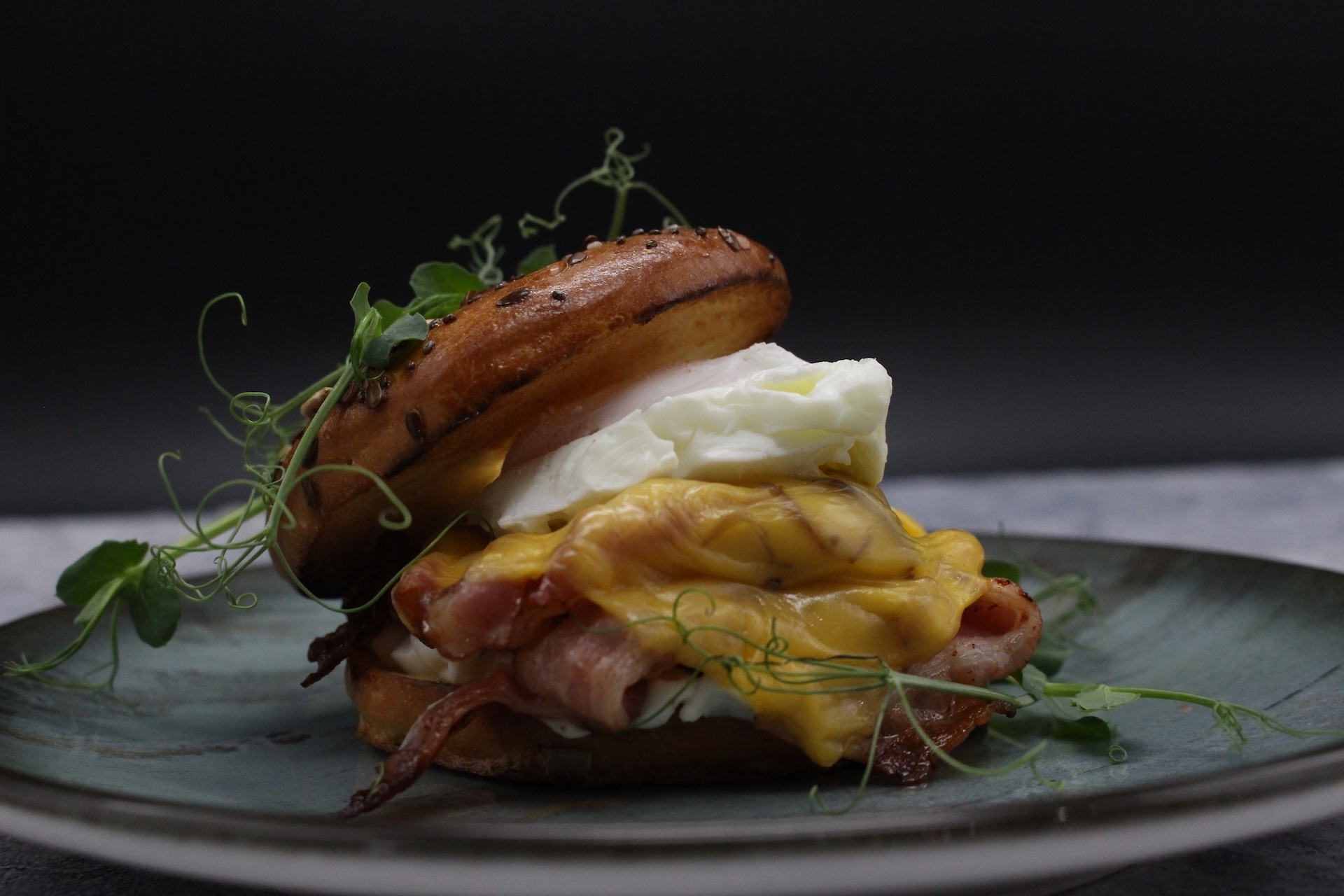 Бейгл запеченный с беконом, яйцом и сыром