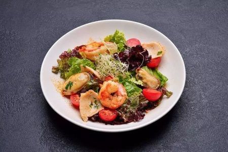Теплый салат с морепродуктами с соусом