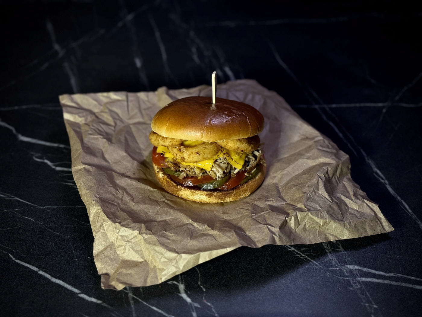 Бургер с рваной свининой