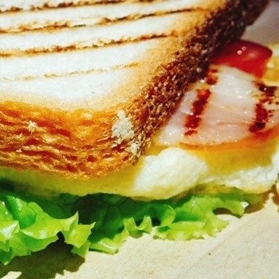 Сэндвич с омлетом и беконом