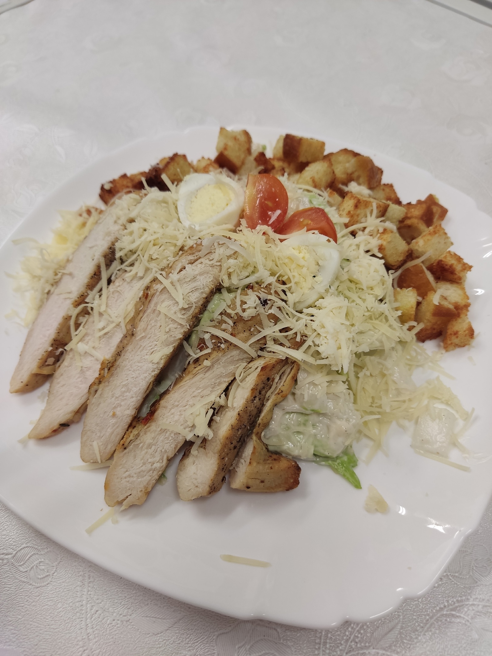 Салат Цезарь с курицей