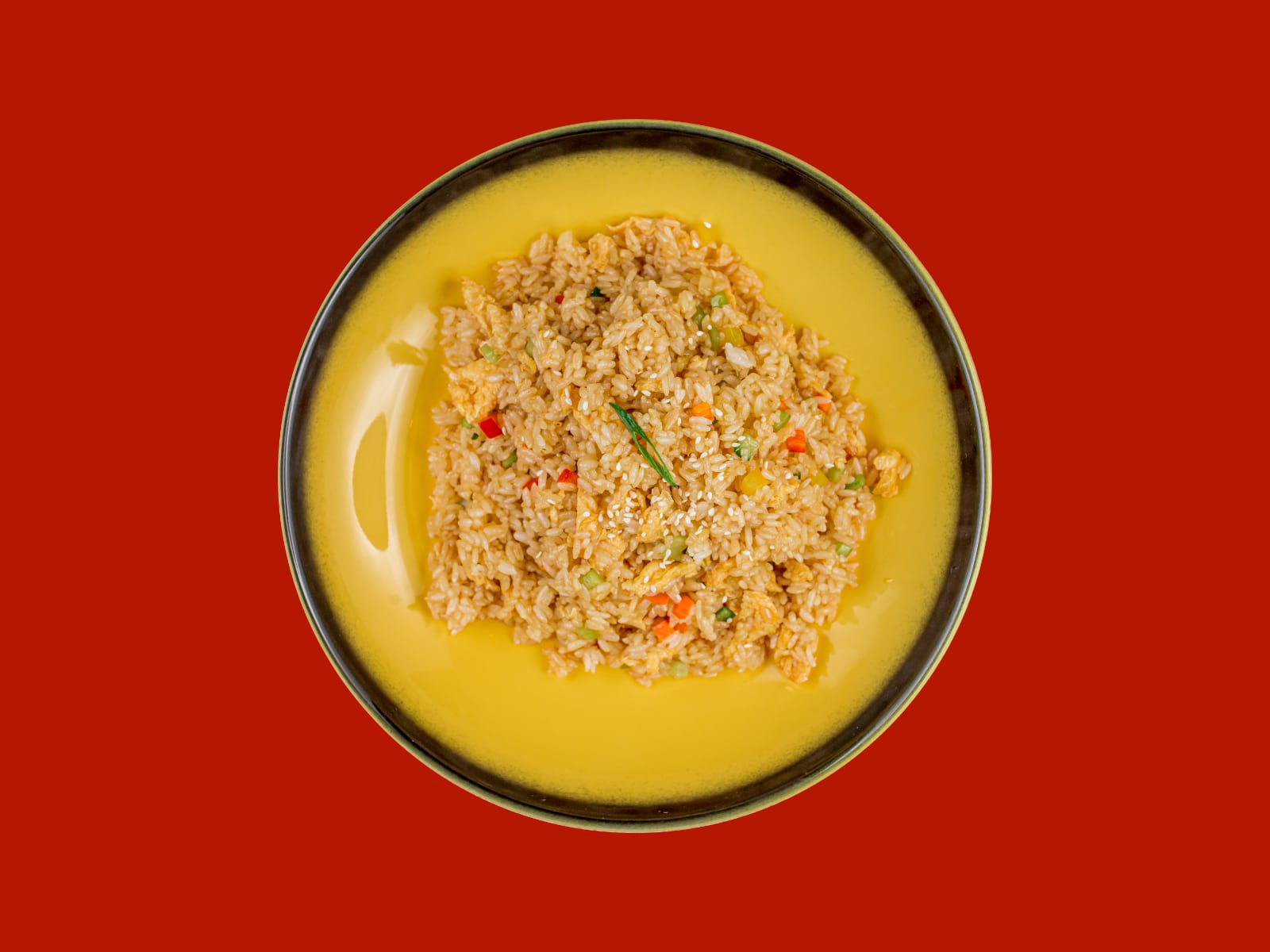 Рис жареный с овощами и яйцом