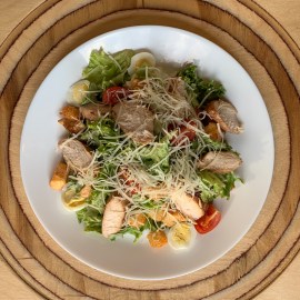 Салат Цезарь с курицей