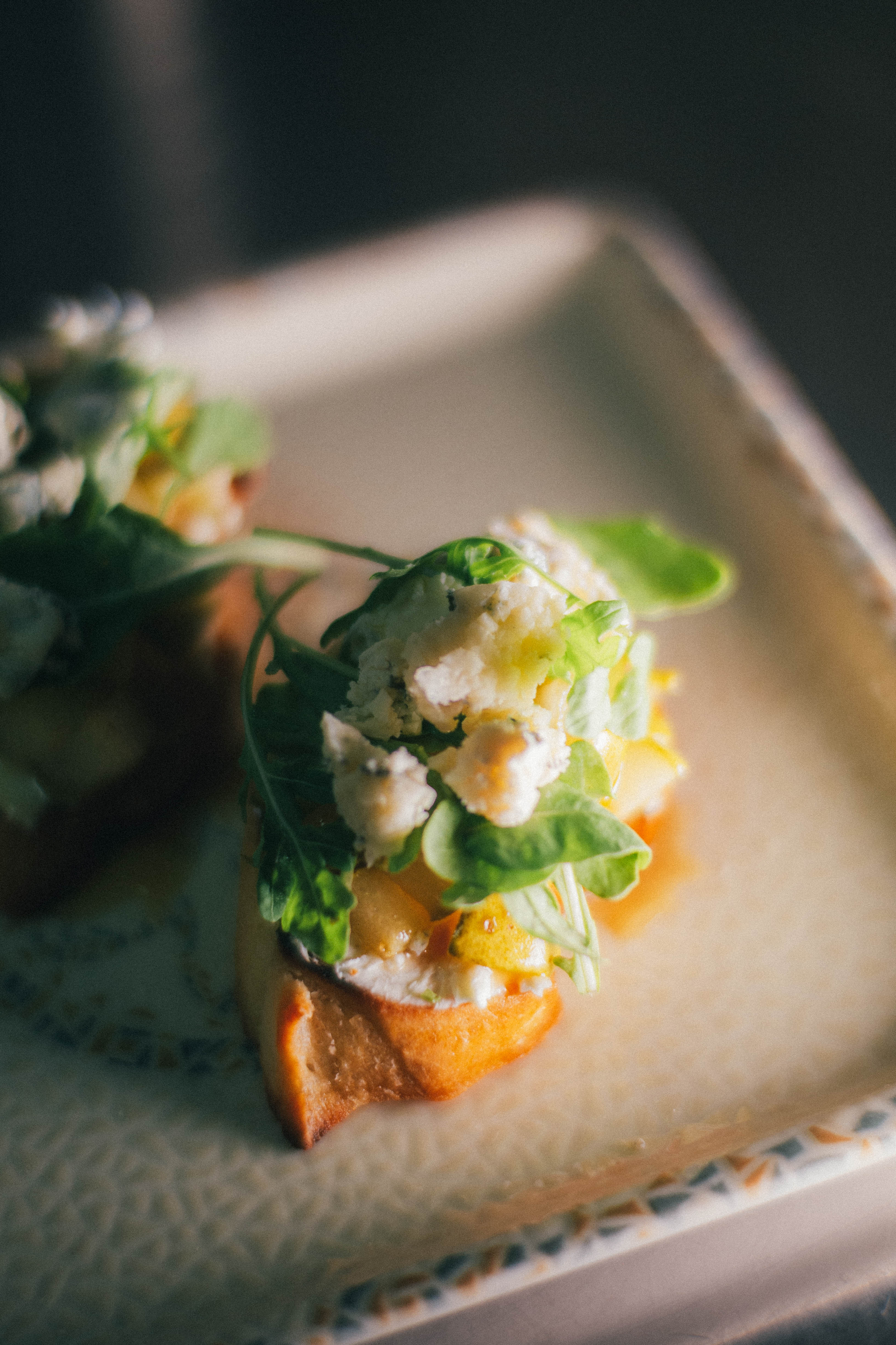 Брускетта с грушей и Дорблю