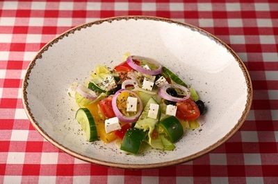 Салат из овощей и феты
