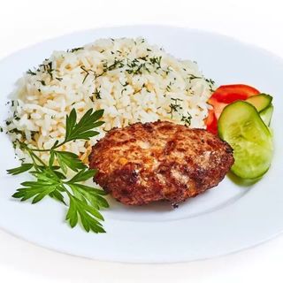 Котлета мясная с рисом