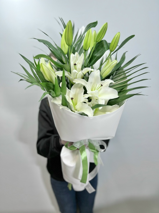 Букет из белых лилий