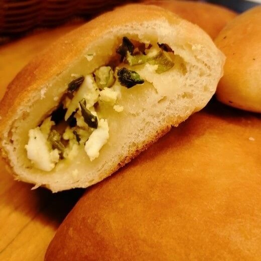 Пирожок с зелёным луком и яйцом