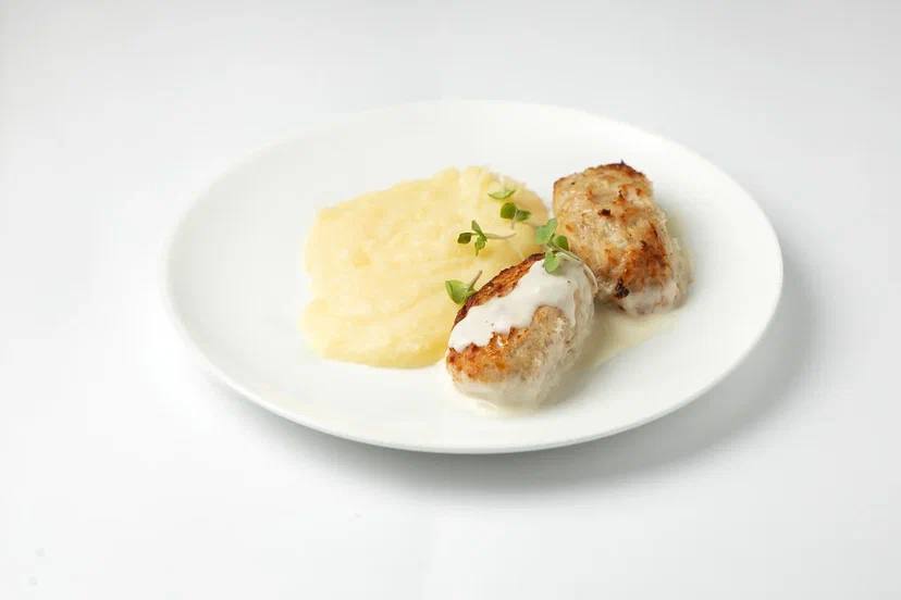 Куриные котлеты с пюре и сырным соусом
