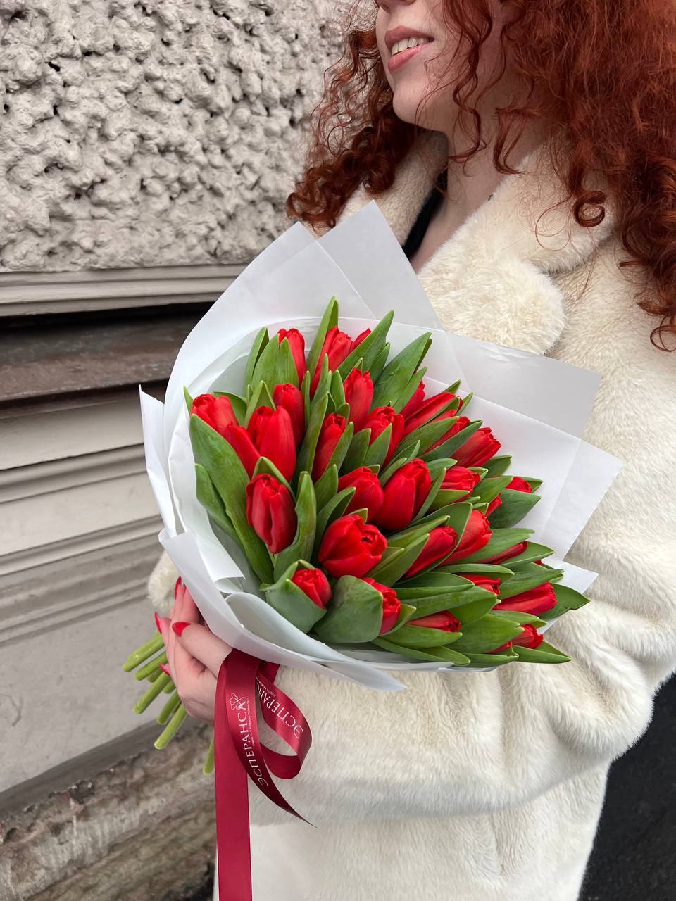 35 красных тюльпанов