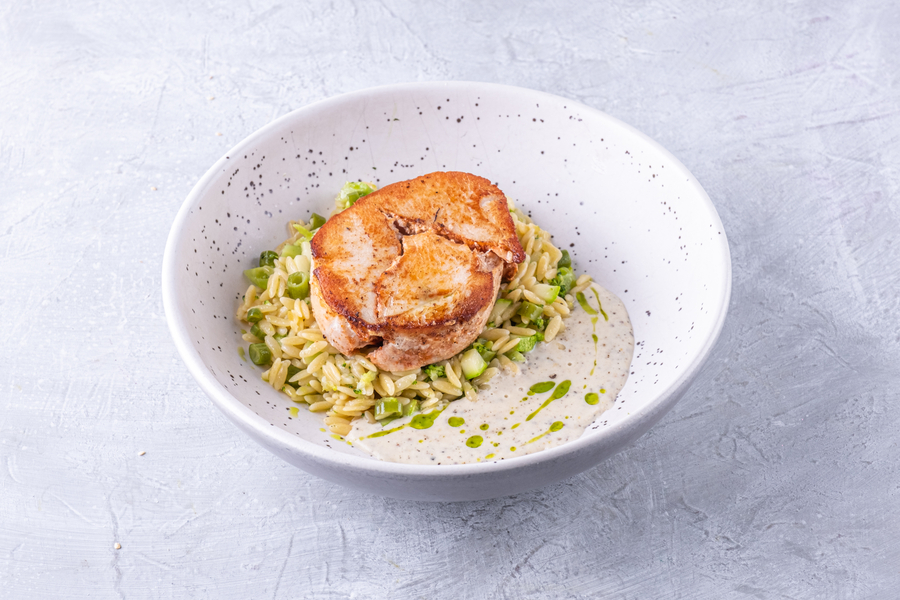 Индейка и орзо с зелеными овощами