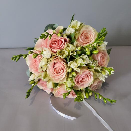 Букет невесты с розами и фрезией