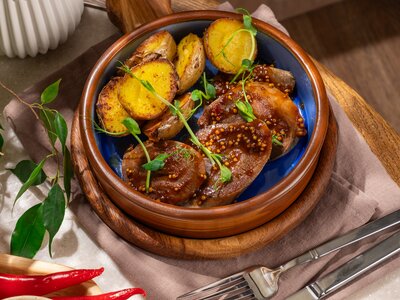 Говяжий язык с молодым картофелем