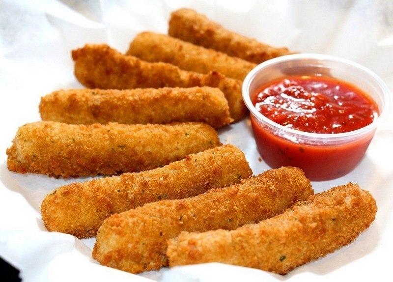 Жареный сыр с брусничным соусом