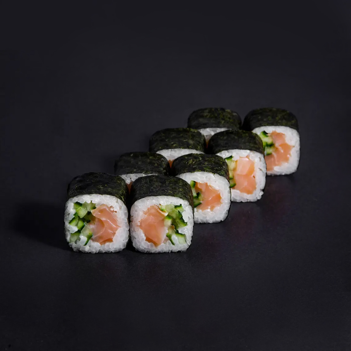 Ролл с лососем и огурцом