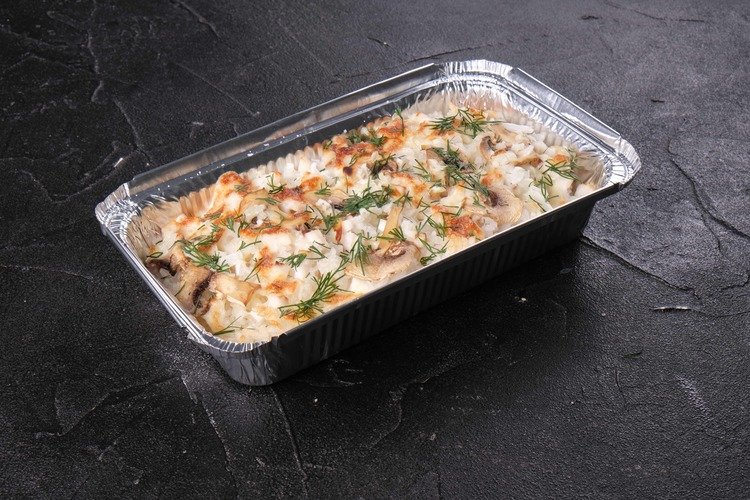 Окунь в сливках, с грибами и рисом