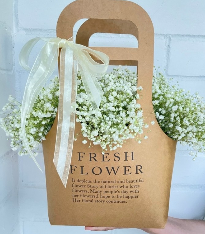 Композиция "Белое облако" из стойкой белой гипсофилы в сумочке.