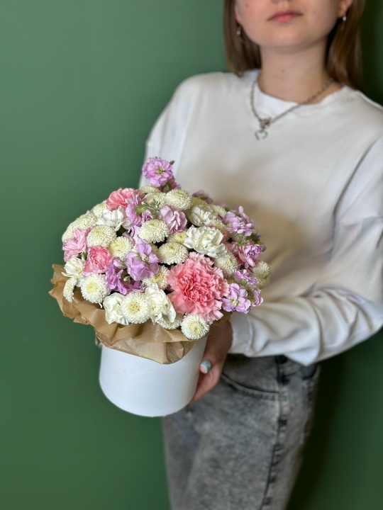 Коробочка с гвоздиками ,хризантемой ньютон и маттиоллой