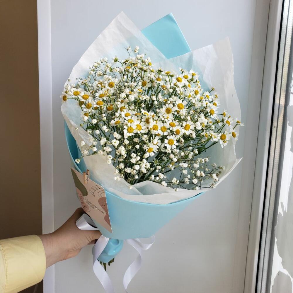 Букет с ромашками и гипсофилой