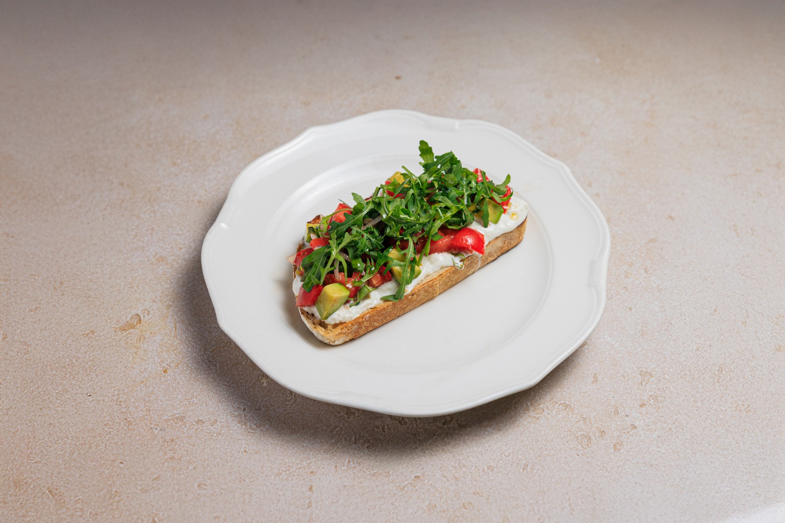 Брускетта со страчателлой, авокадо и томатами