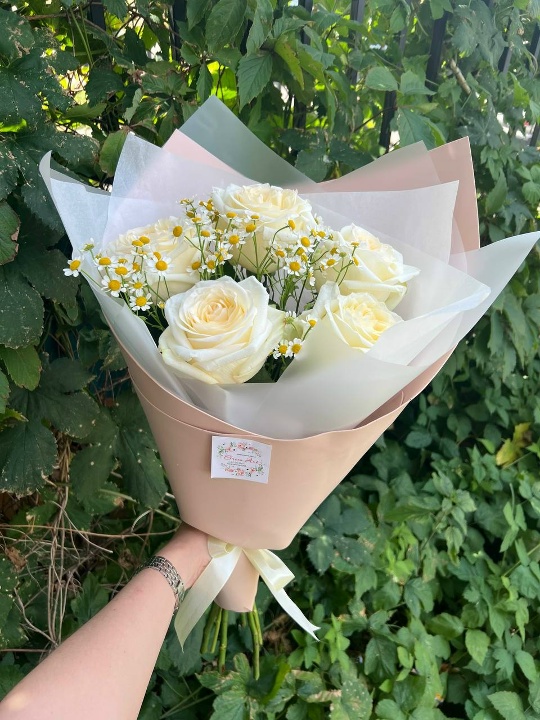 Комплиментарный букет из 5 роз и ромашек