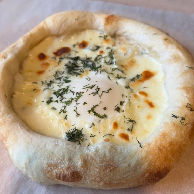 Сырная лепешка с яйцом