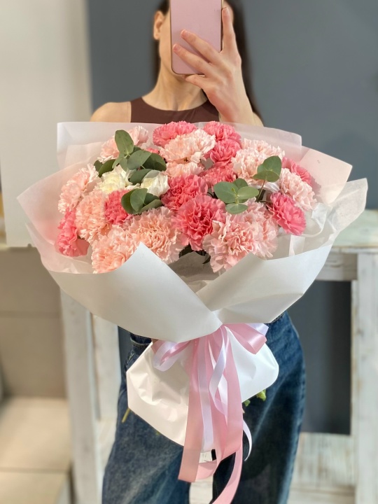 Букет с диантусами и эвкалиптом