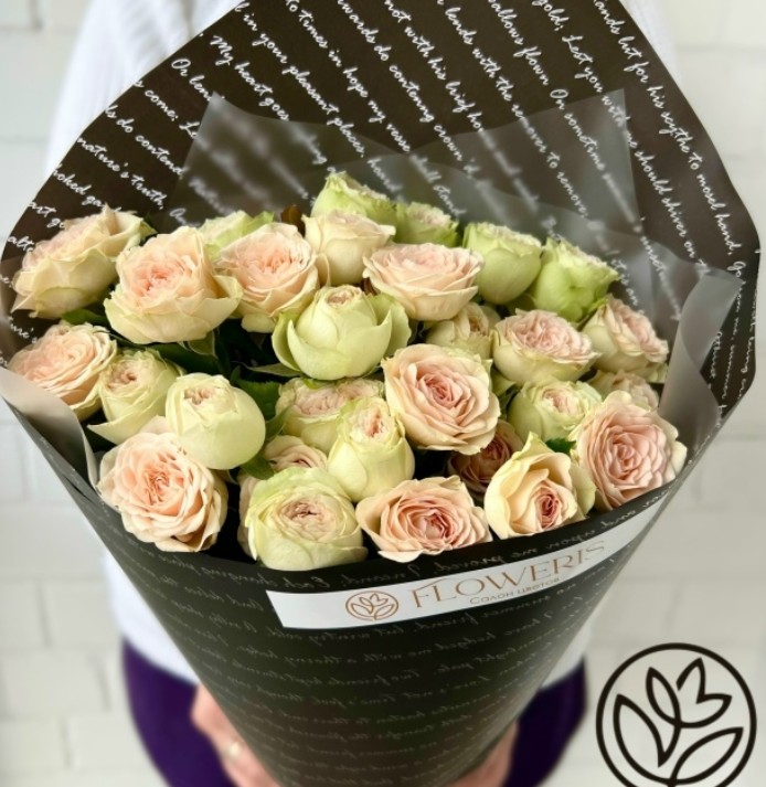 Букет из кустовой розы в оформлении