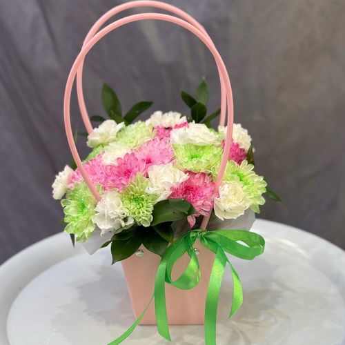 Букет из кустовых хризантем и гвоздик в сумочке (к0112)