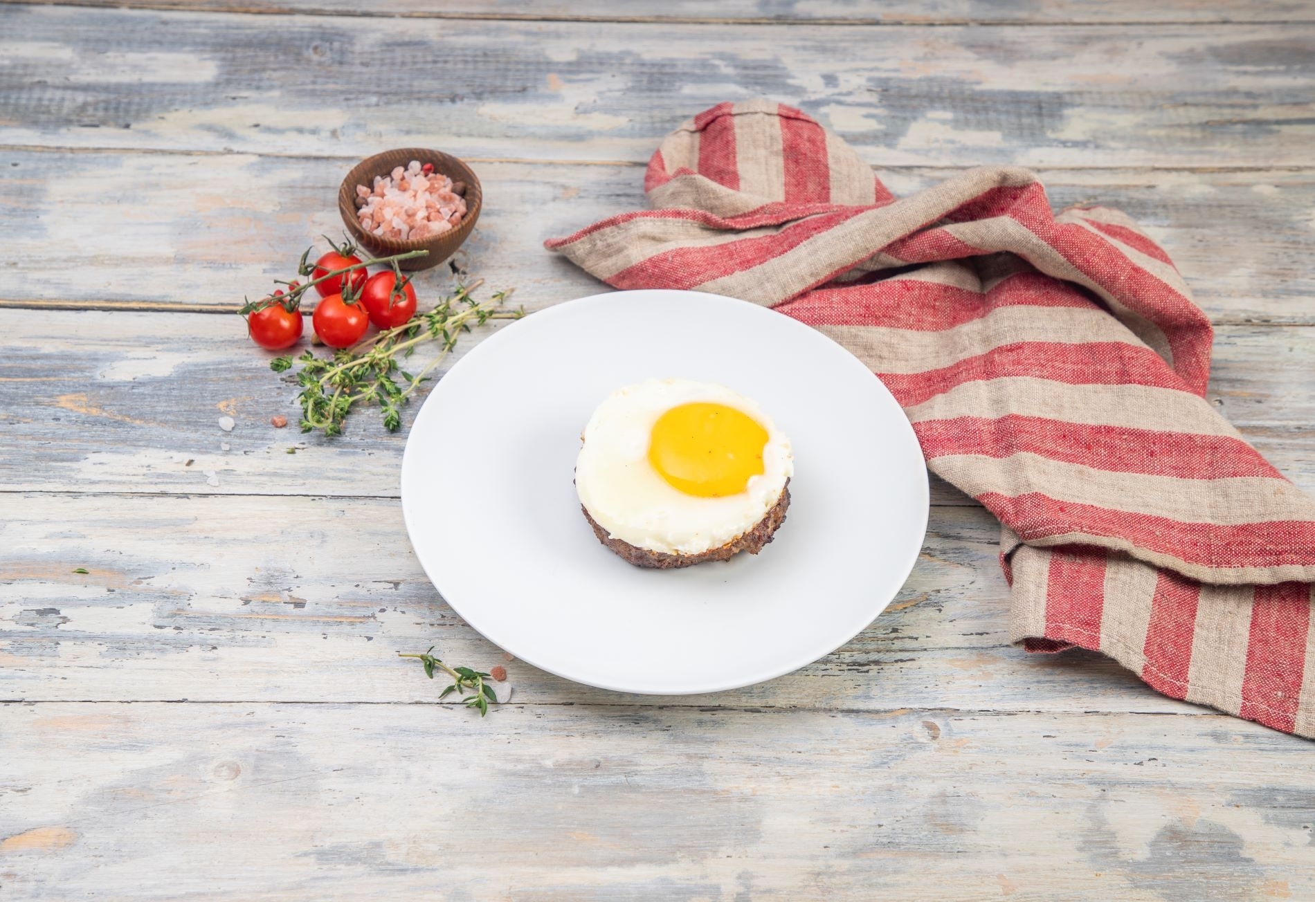 Бифштекс из мраморного мяса с яйцом