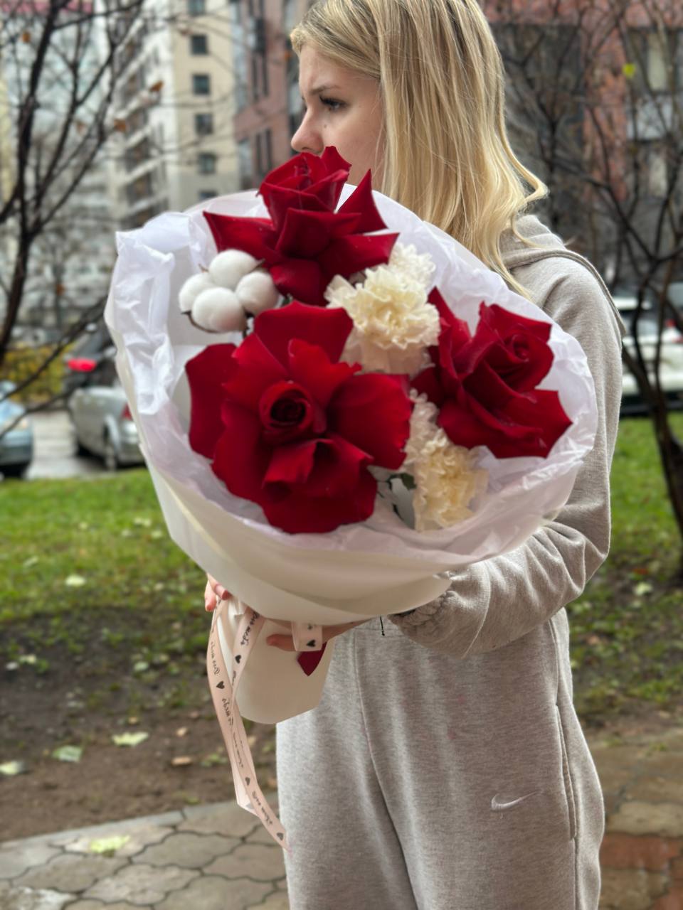 Красные розы для нее