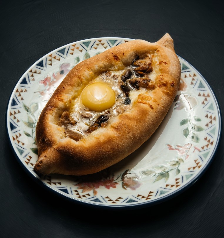 Хачапури по-аджарски с курицей и грибами